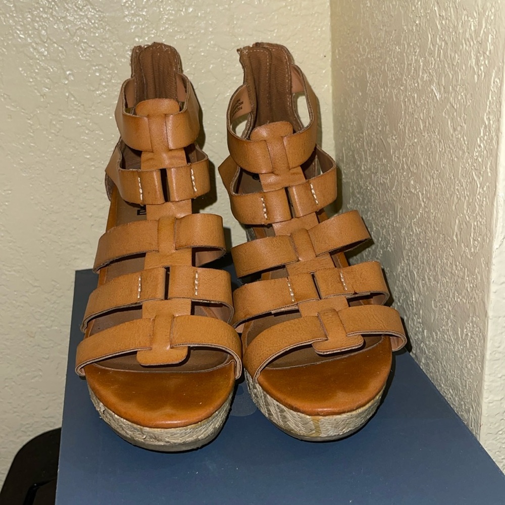Light brown wedges
